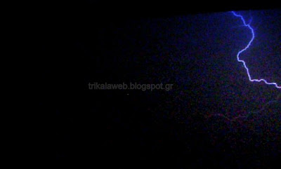 Εντυπωσιακοί κεραυνοί έπεσαν χθες στα Τρίκαλα - Φωτογραφία 2
