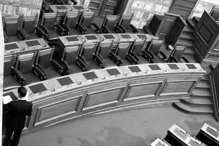 Στήνουν επτά κάλπες στη Βουλή και τη δημοκρατία στο... απόσπασμα - Φωτογραφία 1