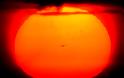 Ηλιακή κηλίδα σήμερα κοιτάει την Γη και την απειλεί με ολοκληρωτική τεχνολογική καταστροφή - Βίντεο της NASA.