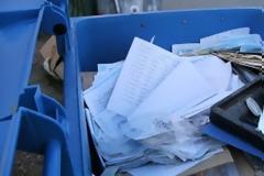 Στα... σκουπίδια φορολογικά αρχεία λόγω λουκέτου της ΔΟΥ