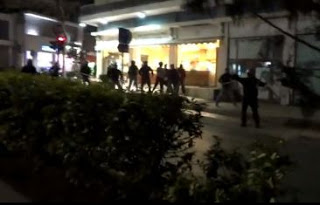 Κρήτη-Αντιεξουσιαστές κάνουν επίθεση σε 7 χρυσαυγίτες που μοίραζαν εφημερίδες...Βίντεο. - Φωτογραφία 1