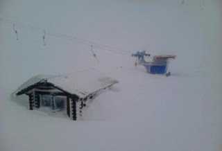 Καλάβρυτα: Θάφτηκαν κάτω από το χιόνι τα κτίρια στο Χιονοδρομικό - Δείτε φωτο - Φωτογραφία 1