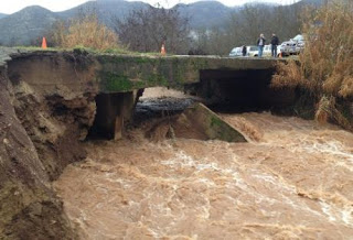 Αχαΐα: Στα δύο κόπηκε ο δήμος Καλαβρύτων - Υποχώρησε η γέφυρα στον Κλειτόριο ποταμό - Φωτογραφία 1