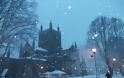 Ο χιονιάς σαρώνει τη Βρετανία και οι τρελο-Βρετανοί κάνουν... ηλιοθεραπεία - Φωτογραφία 3