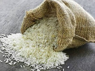 Τρίκαλα: Μοίρασαν ρύζι σε άπορους - Φωτογραφία 1
