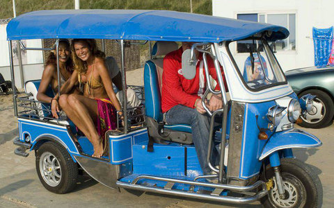 Η μόδα με τα Ταϊλανδέζικα τρίτροχα ταξί «tuk tuk» και στην Αθήνα.. - Φωτογραφία 1