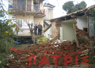 Αμαλιάδα: Είδαν γειτονικό σπίτι να καταρρέει στην αυλή τους! - Φωτογραφία 1