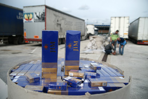 Επίθεση εμπόρων λαθραίων τσιγάρων στο λιμάνι της Ηγουμενίτσας! - Φωτογραφία 1