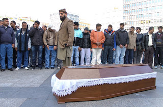 Στην πλατεία Κοτζιά η σορός του Πακιστανού που δολοφονήθηκε από δυο Έλληνες - Φωτογραφία 1
