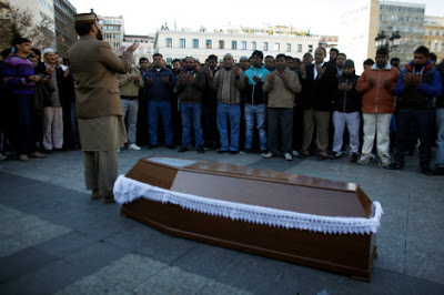 Στην πλατεία Κοτζιά έκαναν περιφορά του νεκρού Πακιστανού στην πλατεία Κοτζιά - Φωτογραφία 1