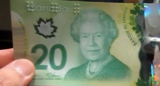 Καναδάς: Ένα λάθος φύλλο θέτει σε αμφισβήτηση τα νέα πλαστικά νομίσματα - Φωτογραφία 1