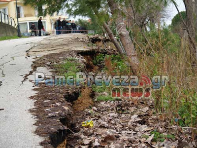 Πρέβεζα: Ξεχείλισε παραπόταμος στον Λούρο - Έπεσε ο δρόμος και υπό κατάρρευση τοιχίο στον Μύτικα - Φωτογραφία 3