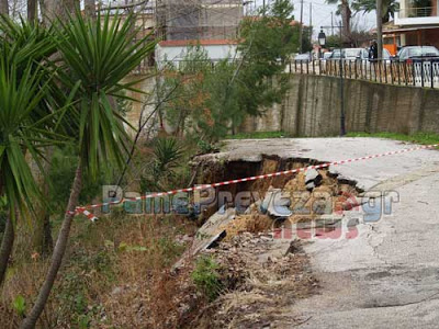 Πρέβεζα: Ξεχείλισε παραπόταμος στον Λούρο - Έπεσε ο δρόμος και υπό κατάρρευση τοιχίο στον Μύτικα - Φωτογραφία 4