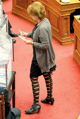 Ποιά βουλευτής πήγε στη βουλή φορώντας ΑΥΤΟ το καλσόν; - Φωτογραφία 2