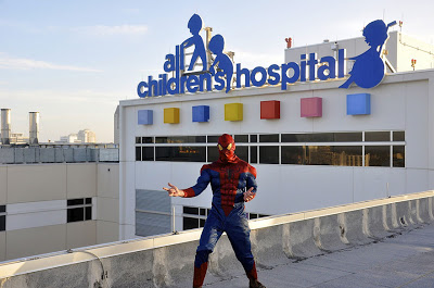 Συνεργείο καθαρισμού παραθύρων μεταμορφώθηκε σε σούπερ ήρωες... για παιδιά σε νοσοκομείο! - Φωτογραφία 4