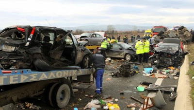 Δεν περιγράφεται με λόγια αυτό που συνέβη στην Εγνατία - Μια νεκρή και 24 τραυματίες - Συγκλονιστικές φωτο που κόβουν την ανάσα από τη φονική καραμπόλα - Φωτογραφία 6