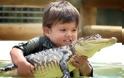 3χρονος παίζει με αλιγάτορα
