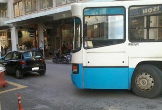 Πάτρα: Το διπλοπαρκαρισμένο που μπλόκαρε το λεωφορείο και εκνεύρισε τους πάντες – Δείτε φωτο - Φωτογραφία 1