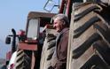 Οι αγρότες του κάμπου απειλούν να κόψουν την Ελλάδα στη μέση