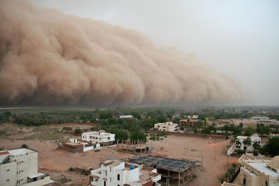 Απειλητικές αμμοθύελλες «καταβροχθίζουν» πόλεις! [photos] - Φωτογραφία 2