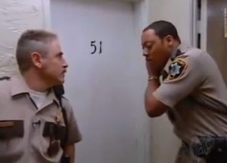 ΒΙΝΤΕΟ-Αστυνομικός σφηνώνει σε πόρτα - Φωτογραφία 1