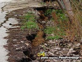 Πρέβεζα: Διάβρωση σε πλατεία και ρωγμές σε σπίτι από καθίζηση του εδάφους στην Κρυοπηγή - Φωτογραφία 1