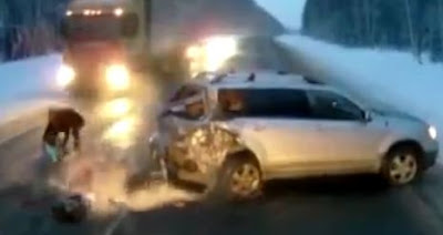 ΑΠΙΣΤΕΥΤΟ ΒΙΝΤΕΟ από τη Ρωσία: Βρέφος εκσφενδονίζεται από αυτοκίνητο και διασώζεται πριν το χτυπήσει νταλίκα - Φωτογραφία 1