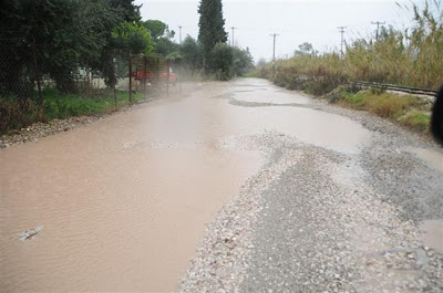 Πάτρα:  Γέμισε νερά και ...ακαθαρσίες η Ακτή Δυμαίων - Ποτάμια και πάλι οι δρόμοι εξαιτίας της βροχής - Δείτε φωτο - Φωτογραφία 2