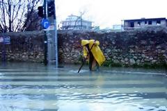 Πάτρα:  Γέμισε νερά και ...ακαθαρσίες η Ακτή Δυμαίων - Ποτάμια και πάλι οι δρόμοι εξαιτίας της βροχής - Δείτε φωτο