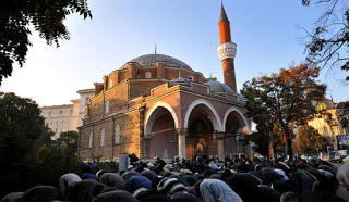 Βουλγαρία: Βγαίνουν στους δρόμους γιατί δεν θέλουν και δεύτερο τζαμί στην πόλη τους. - Φωτογραφία 1