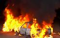 Κάηκαν αμάξια στην Πλατεία Αμερικής
