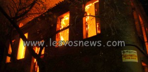 Διώροφη Μονοκατοικία Τυλίχτηκε στις Φλόγες στο Πλωμάρι - Φωτογραφία 1