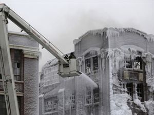 Το κτίριο που πρώτα κάηκε και μετά πάγωσε! [video] - Φωτογραφία 2