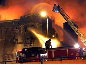 Το κτίριο που πρώτα κάηκε και μετά πάγωσε! [video] - Φωτογραφία 3