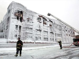 Το κτίριο που πρώτα κάηκε και μετά πάγωσε! [video] - Φωτογραφία 4