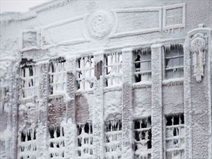 Το κτίριο που πρώτα κάηκε και μετά πάγωσε! [video] - Φωτογραφία 5