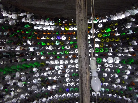 2619 - Ανεμόμυλος από 2000 γυάλινα μπουκάλια, ομοίωμα λιθόκτιστου ανεμόμυλου της εποχής που η Ορμύλια ήταν μετόχι της Ι.Μ. Δοχειαρίου. - Φωτογραφία 2