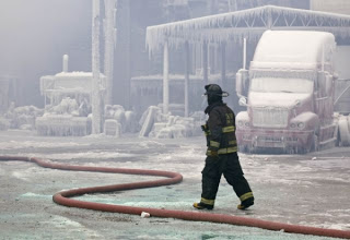 ΠΟΛΙΚΟ ΚΡΥΟ Πάγωσαν ακόμα και οι... φλόγες στο Σικάγο! - Φωτογραφία 10