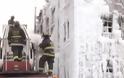 Σικάγο: Φλεγόμενο κτίριο «πάγωσε» από το πολικό ψύχος! [video]