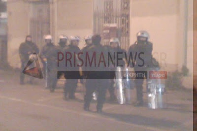 Σκηνικό έντασης μεταξύ αστυνομικών και αντιεξουσιαστών στο Ηράκλειο - Φωτογραφία 3
