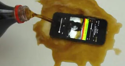 Τι παθαίνει το iPhone 5 όταν του ρίχνεις Coca Cola - Φωτογραφία 1