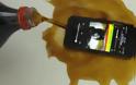 Τι παθαίνει το iPhone 5 όταν του ρίχνεις Coca Cola