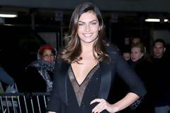 Με ανοιχτό ντεκολτέ η Alyssa Miller