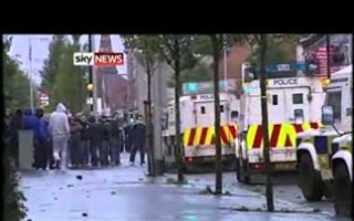 Νέες συγκρούσεις μεταξύ αστυνομικών και διαδηλωτών στο Μπέλφαστ - Φωτογραφία 1