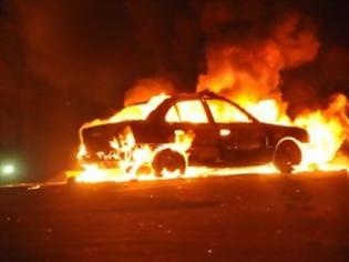 Αυτοκίνητο τυλίχτηκε στις φλόγες στο Μενίδι - Φωτογραφία 1