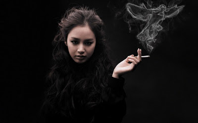 «Οι γυναίκες που καπνίζουν σαν άνδρες, πεθαίνουν και σαν άνδρες» - Φωτογραφία 1