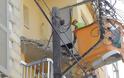 Κόρινθος: Ξεκόλλησε μπαλκόνι μέσα στον πεζόδρομο