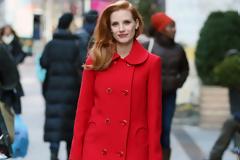 Τα κομψά πανωφόρια της Jessica Chastain