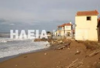 Ηλεία: Η θάλασσα παρέσυρε σπίτια στη Σπιάντζα - Τα εγκαταλείπουν οι κάτοικοι - Φωτογραφία 1