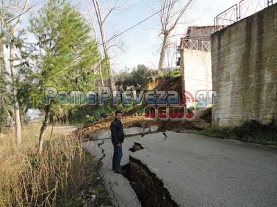 Πρέβεζα: SOS εκπέμπει ο Μύτικας – Έφυγε και άλλο ο δρόμος – Έπεσε το τοιχίο - Φωτογραφία 4